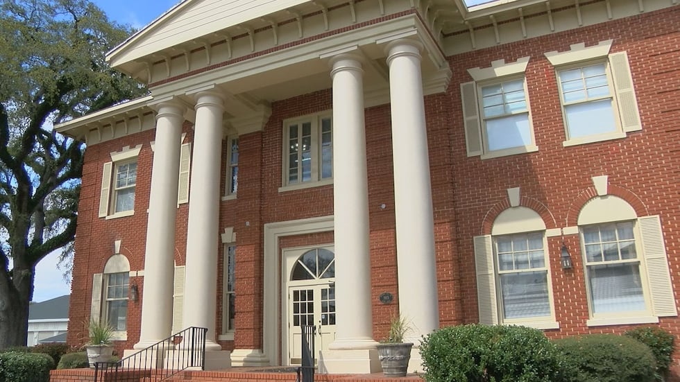 Camilla citizens gather 200 signatures for the removal of Mayor Davis. (Source: WALB)